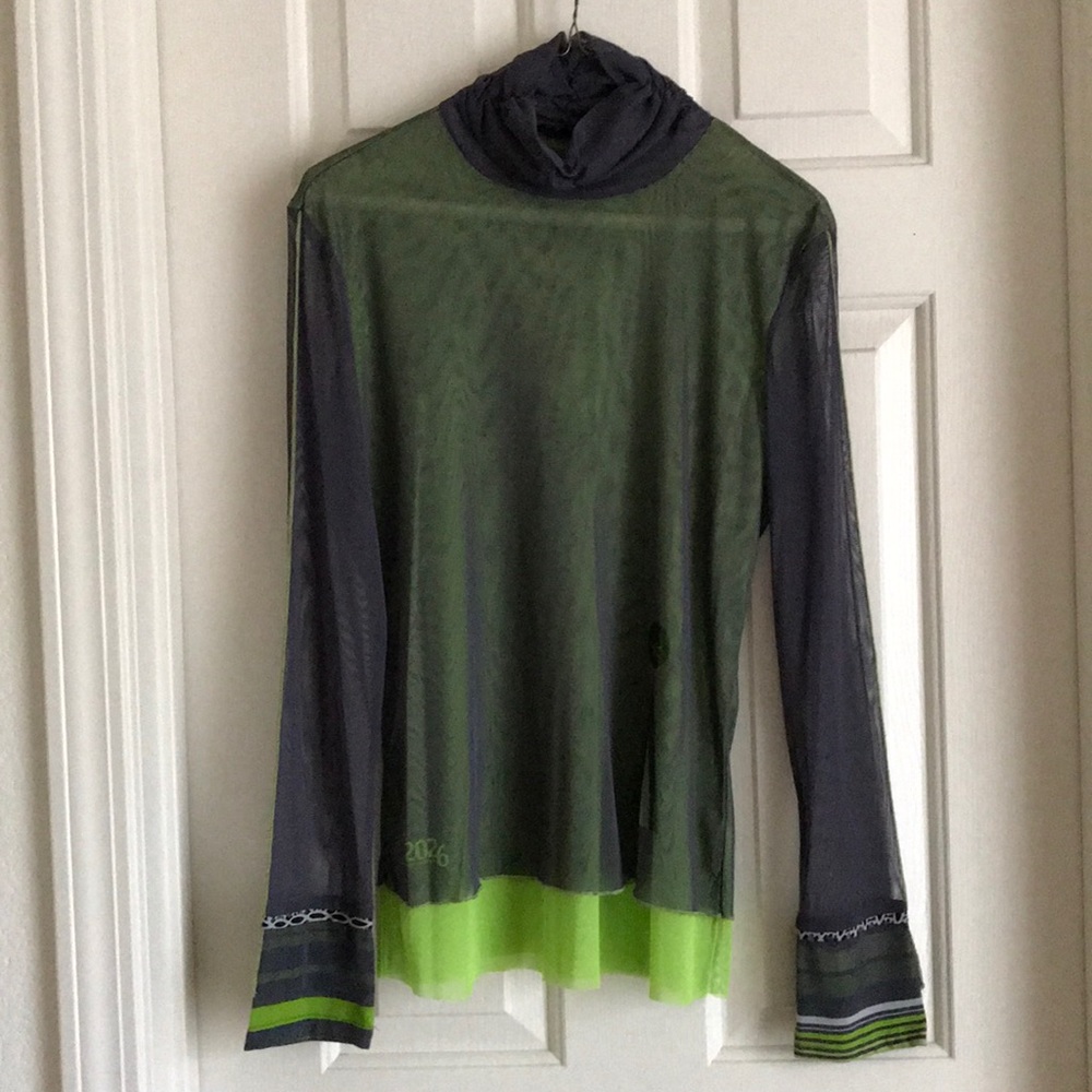 Top with long sleeves